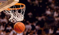 3×3篮球选手故意往篮板砸球，自己接空接暴扣：这真不是游戏集锦